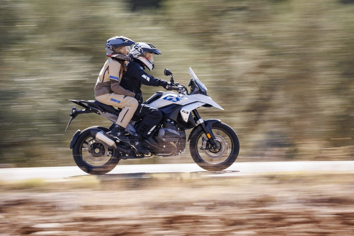 Jazda z pasażerem na motocyklu – jak robić to poprawnie?